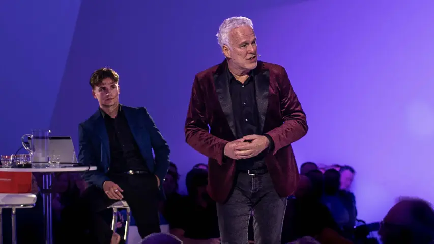 AI-experts Wouter de Vries en Sonny de Leeuw presenteren hun gezamenlijke visie op kunstmatige intelligentie en marketing.