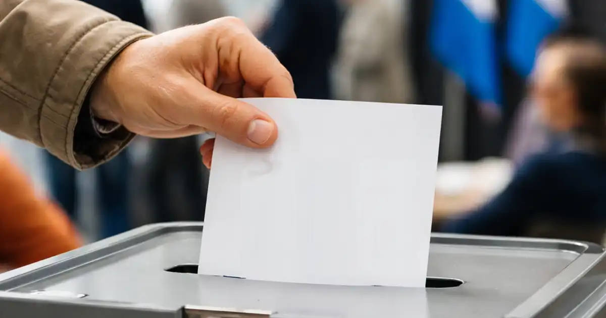 Een professionele talkshow-setting tijdens een politiek event voor de gemeenteraadsverkiezingen van 18 maart 2026.