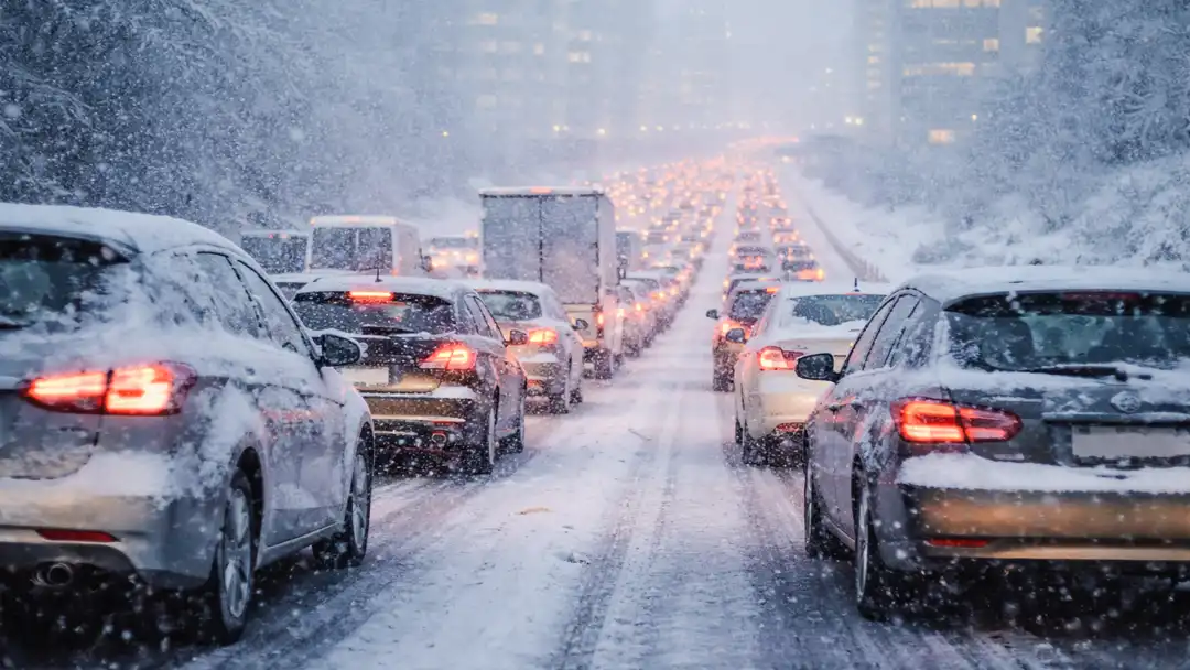 Luchtvaart- en wegtransport ondervinden hinder door winterse neerslag, wat de noodzaak van klimaatadaptatie in de logistieke sector onderstreept.