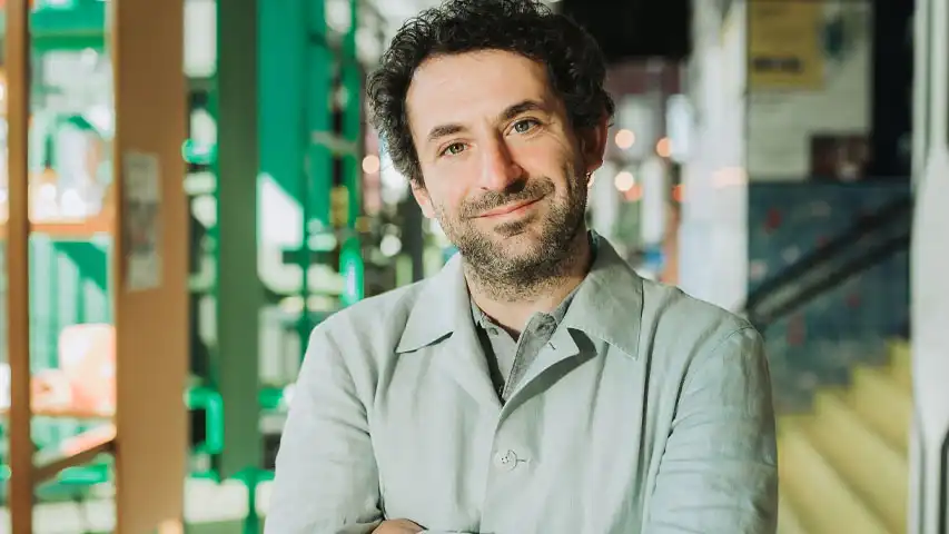 Aaron Mirck, ervaren spreker en auteur op het gebied van AI en digitale etiquette.