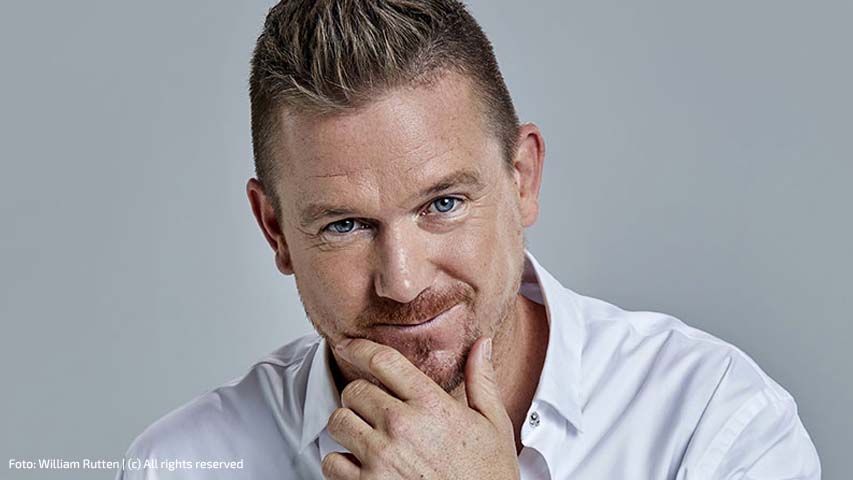 Johnny de Mol inhuren als presentator. Johnny de Mol inhuren als presentator.