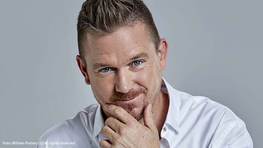 Johnny de Mol inhuren als dagvoorzitter.