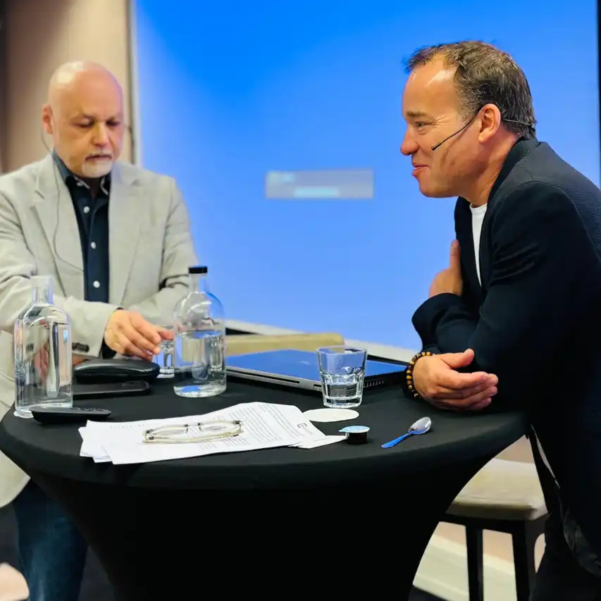 Onno de Jong en Mick van Wely, beschikbaar als sprekers over georganiseerde misdaad en kroongetuigenzaken.