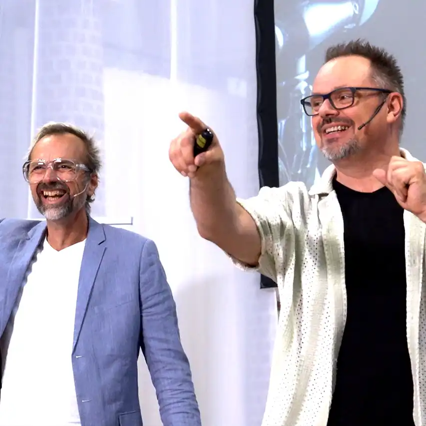 Silvester Zwaneveld en Jum Festen, te boeken als AI-duo voor lezingen, workshops en keynote over kunstmatige intelligentie.