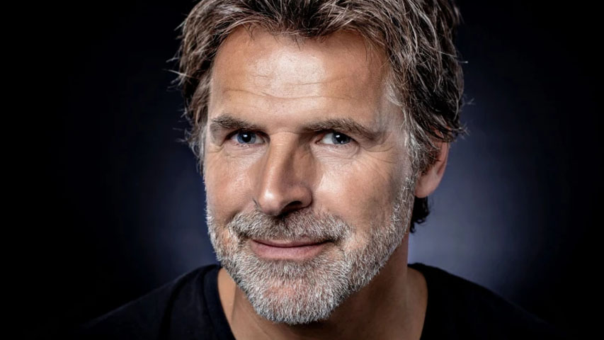 Toine van Peperstraten - Boek deze ervaren presentator voor jouw evenement