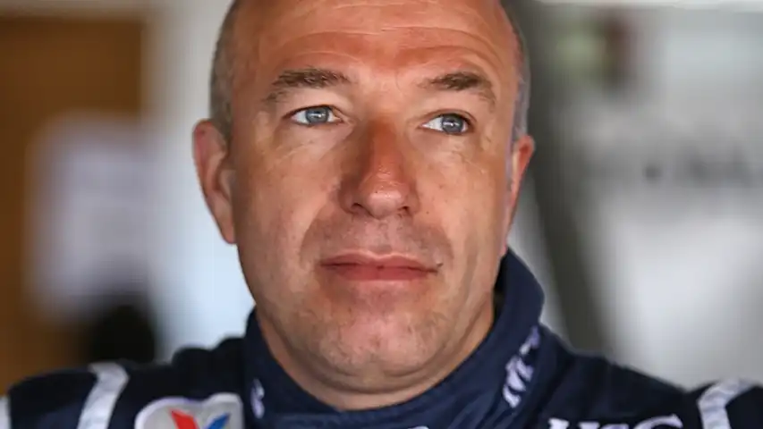 Portret van Tom Coronel, internationaal autocoureur en ondernemer voor boekingen.