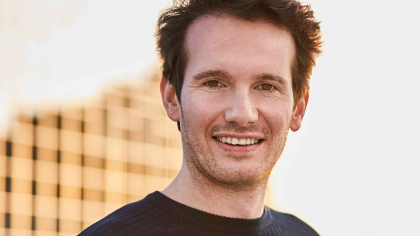 Tom Jessen, professioneel dagvoorzitter en ervaren moderator voor inhoudelijke congressen.