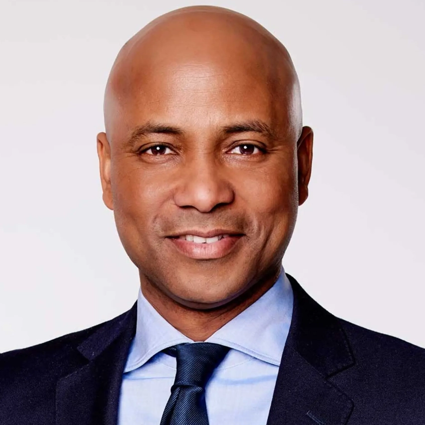 Dagvoorzitter Humberto Tan tijdens een zakelijk evenement
