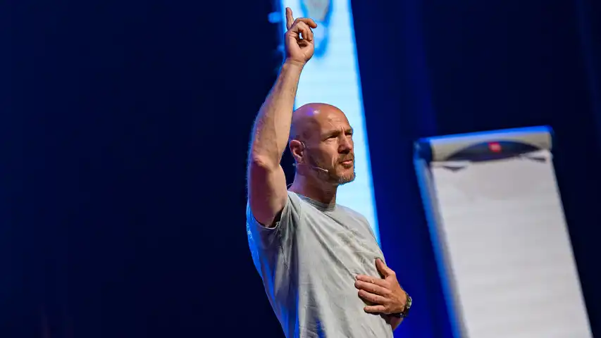 Professionele spreker adviseert organisator over de kosten en impact van een lezing voor een zakelijk event